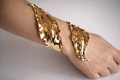 Brazalete Escultural “Luz Orgánica” Acabado Dorado