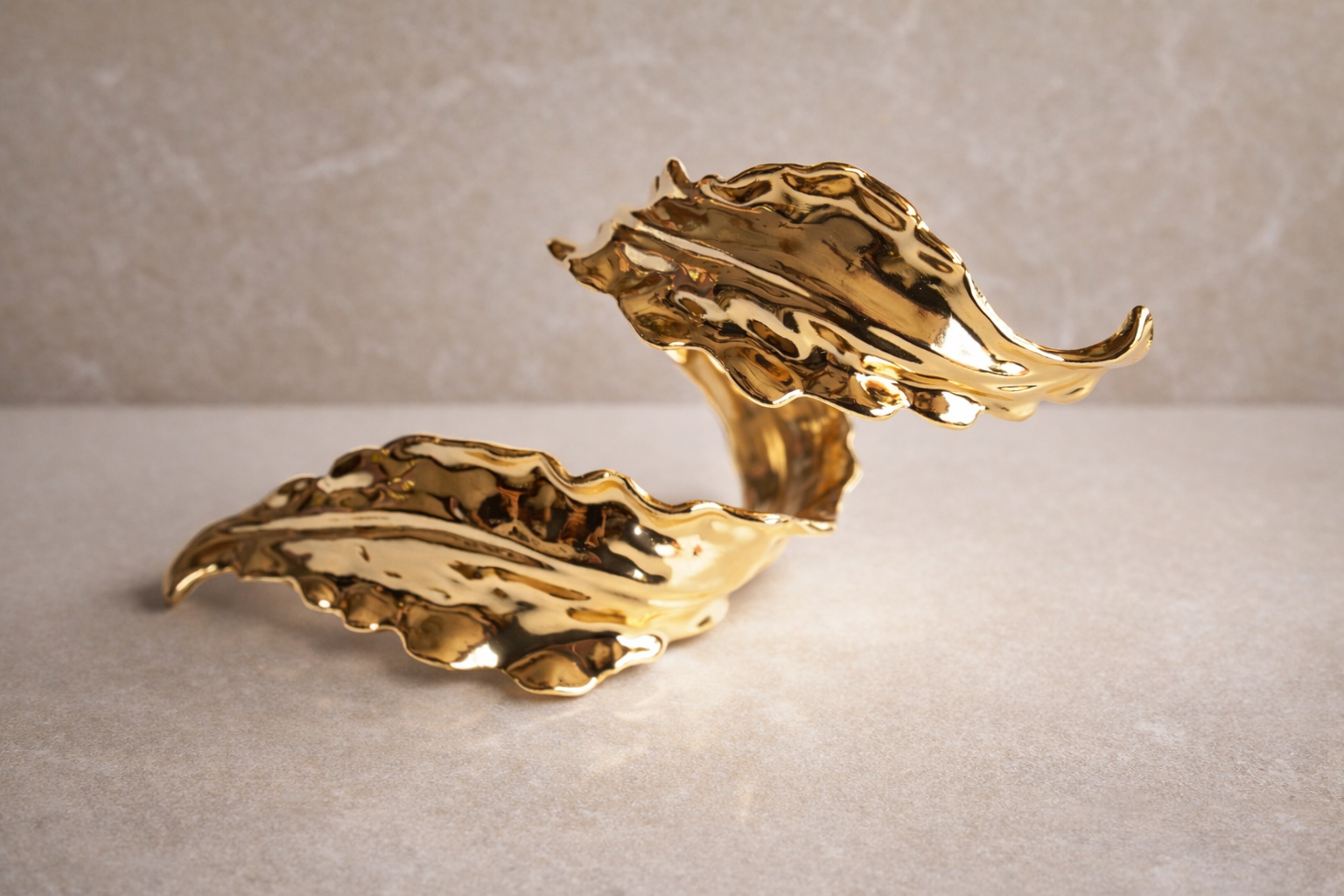 Brazalete Escultural “Luz Orgánica” Acabado Dorado