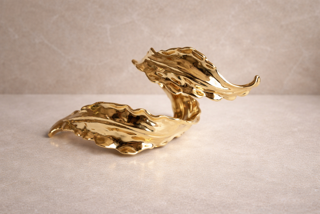 Brazalete Escultural “Luz Orgánica” Acabado Dorado