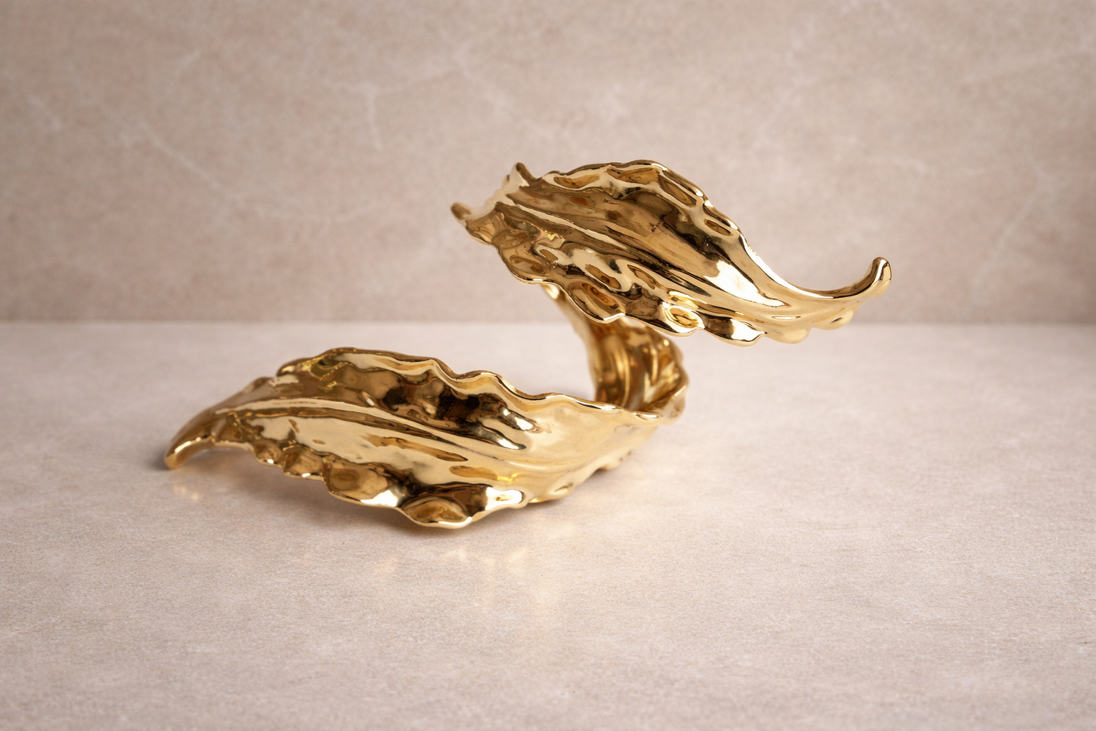 Brazalete Escultural “Luz Orgánica” Acabado Dorado